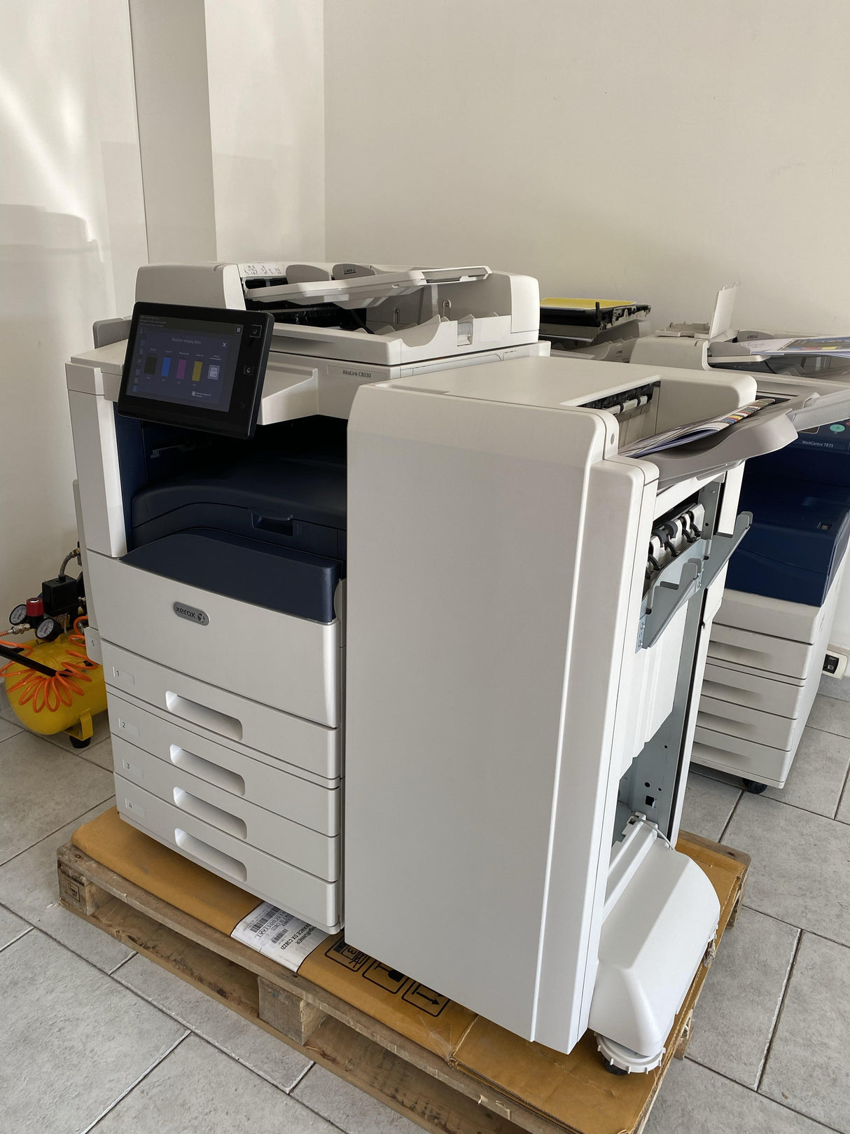 Xerox® AltaLink™ C8045 + Stazione di Finitura Libretto Business Ready